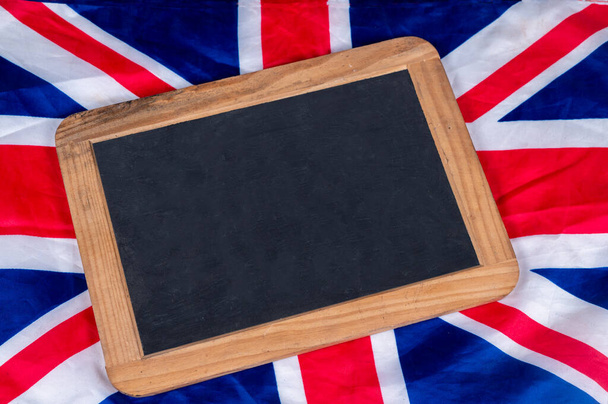 Ardósia de madeira na bandeira do Reino Unido em segundo plano com espaço de cópia. - Foto, Imagem