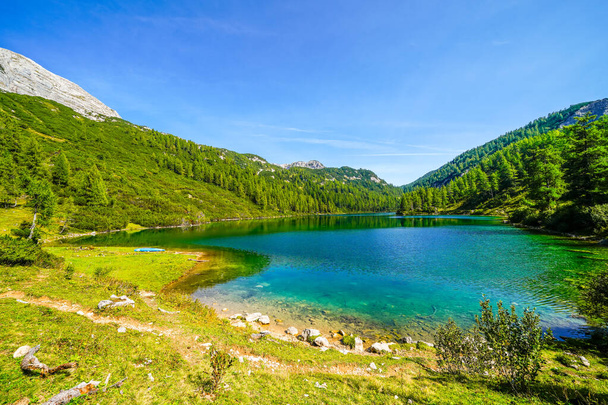 Steirersee a Tauplitzalm magas fennsíkján. Kilátás a tóra a Totes Gebirge-ben Stájerországban. Idilli táj hegyekkel és egy tó a Tauplitz Ausztriában. - Fotó, kép