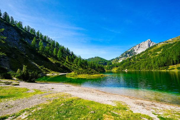 Steirersee en la meseta alta del Tauplitzalm. Vista del lago en el Totes Gebirge en Estiria. Paisaje idílico con montañas y un lago en el Tauplitz en Austria. - Foto, imagen