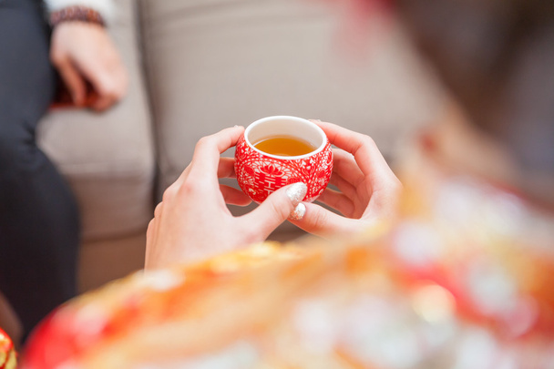 Κινέζικα φλιτζάνια τελετή τσάι στην ημέρα του γάμου - Φωτογραφία, εικόνα