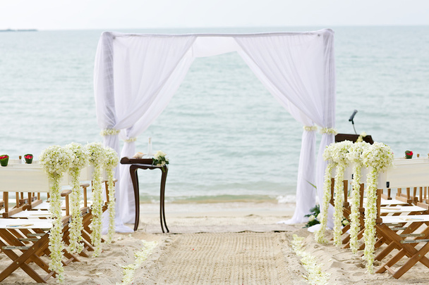 ビーチでの結婚式会場で花飾り椅子 - 写真・画像
