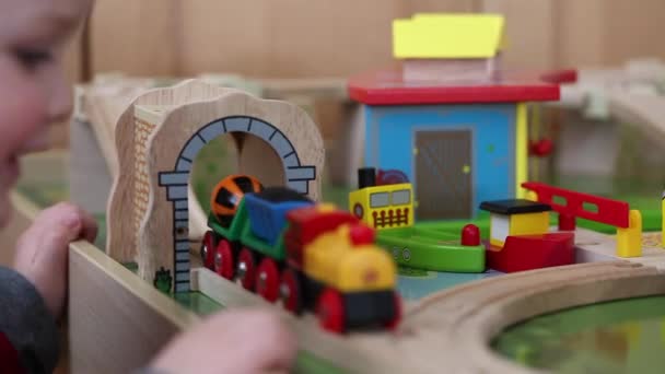 Wooden toy train - Materiaali, video