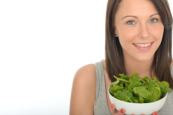 Attraente sana giovane donna, dieta, tenendo una ciotola di spinaci
 - Foto, immagini