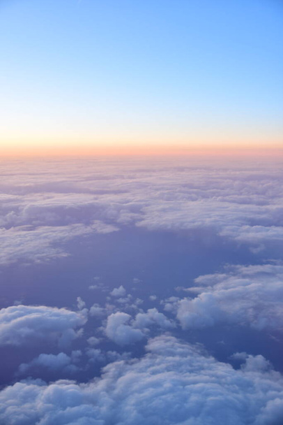 Näkymä auringonlaskuun Airplane Window värikäs. Laadukas kuva - Valokuva, kuva