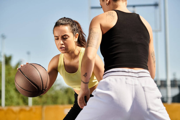 przyjaciele energicznie grają w koszykówkę na boisku, pokazując swoje umiejętności sportowe i pracę zespołową. - Zdjęcie, obraz
