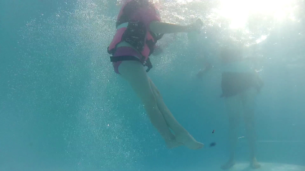 Chica en la piscina con chaleco salvavidas
 - Metraje, vídeo
