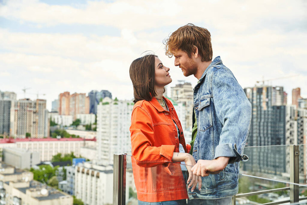 Bir erkek ve bir kadın birbirlerine yakın durup, bir bağ ve anlayış anlarını paylaşıyorlar. - Fotoğraf, Görsel
