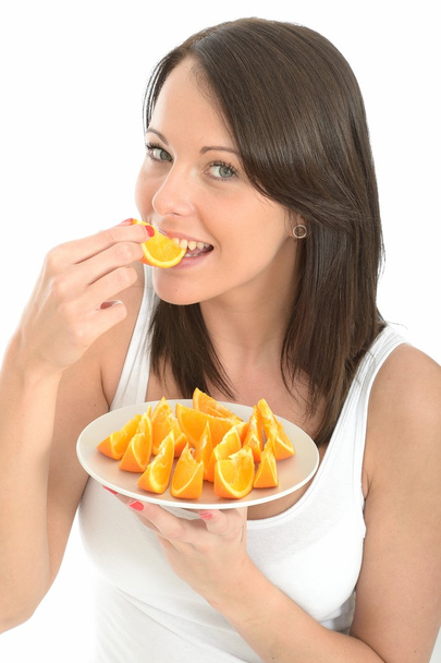 Zdrowa młoda kobieta Dieta, trzymając płytkę świeżych pomarańczowych segmentów - Zdjęcie, obraz