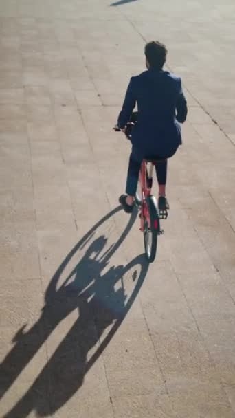 Vista posteriore di un uomo d'affari irriconoscibile in bicicletta. Filmati di alta qualità - Filmati, video