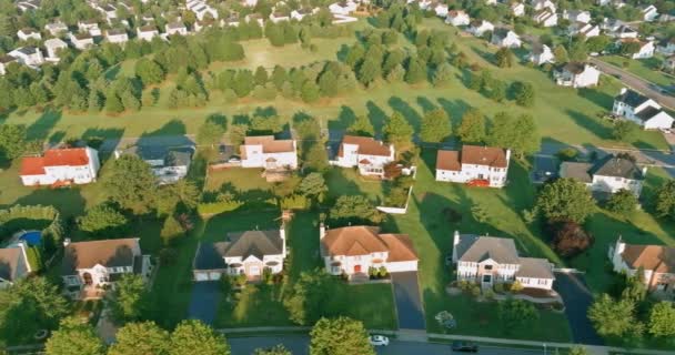 Latem, małe amerykańskie miasteczka znajdują się pomiędzy plantacjami lasów w New Jersey USA - Materiał filmowy, wideo