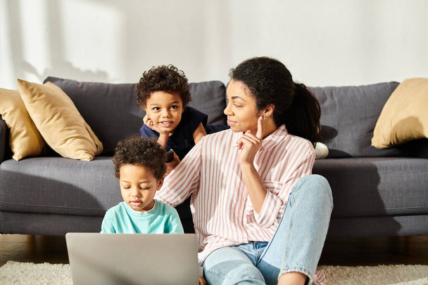 Привлекательная африканская американская мать смотрит на своих сыновей с любовью во время просмотра фильмов - Фото, изображение