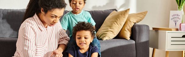 kleine süße afrikanische amerikanische Jungs verbringen Zeit mit ihrer schönen Mutter im Wohnzimmer, Banner - Foto, Bild
