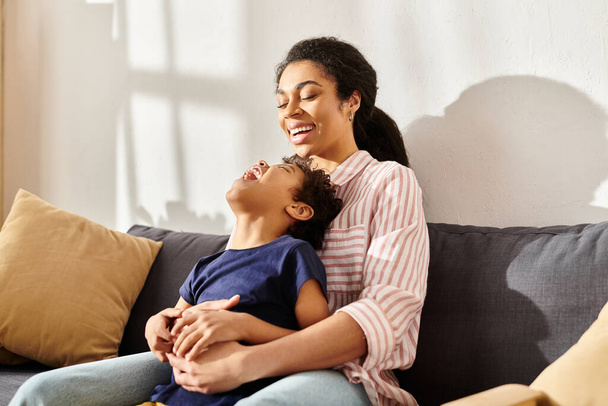 joyeuse mère afro-américaine tenant son petit fils joyeux et souriant heureux, parentalité moderne - Photo, image