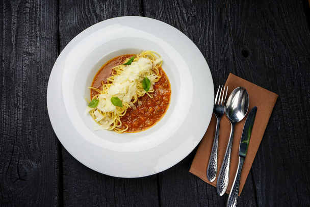 spaghetti bolognese in piatto bianco su sfondo - Foto, immagini