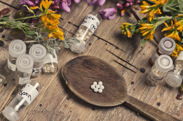 Homeopaattiset pullot ja pillerit
 - Valokuva, kuva