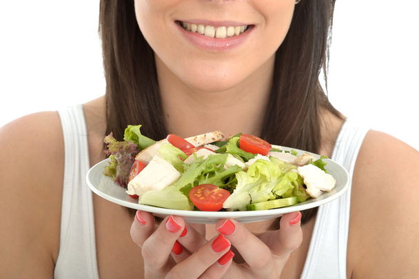 Молодая счастливая женщина сидя на диете, держа тарелку здорового летнего салата курицы
 - Фото, изображение