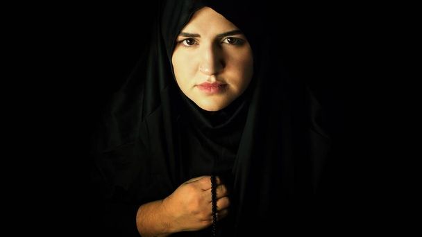 Религиозная молодая мусульманка в молитвенном наряде - Фото, изображение
