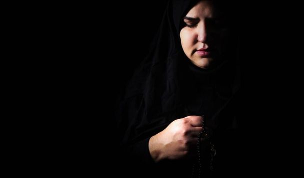 Religiosa Giovane donna musulmana in abito di preghiera - Foto, immagini