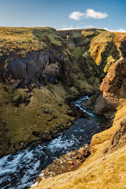 Stjornarfoss cascada cerca de Kirkjubaejarklaustur hora de verano vista desde arriba, Islandia - Foto, Imagen