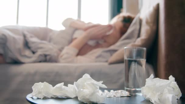ウイルス風邪の頭痛の不健康な女性に苦しんでいる自宅のベッドで一人で病気の少女はティッシュナプキンで鼻を吹き飛ばすくしゃみのインフルエンザの症状を疲れました健康問題の伝染の狙いを捨てます - 映像、動画