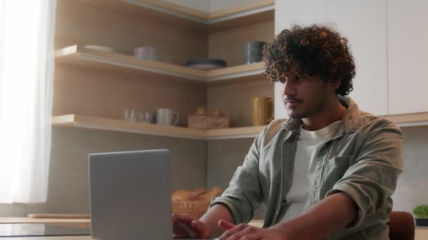 Indiai diák srác tanul távoli otthonról konyha laptop oktatás Arab szabadúszó férfi üzletember dolgozik távoli számítógép gondolkodás gépelés elfoglalt munka kiválasztása vásárlás online - Felvétel, videó