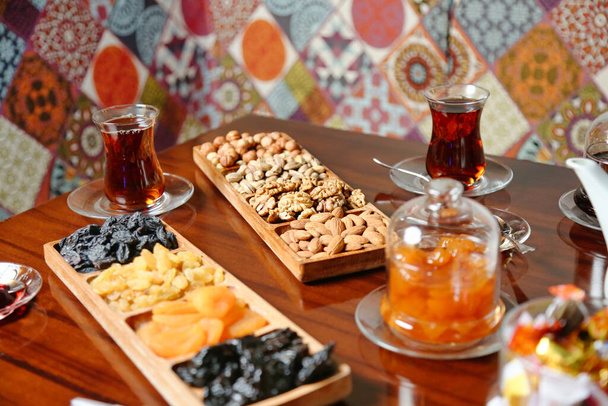 Uma mesa de madeira com uma variedade de bandejas de alimentos cheias de pratos deliciosos. - Foto, Imagem