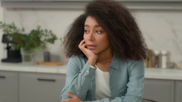 Одна грустно расстроен афро-американская несчастная женщина расы негативное настроение девушки одинокий стресс думать скучный задумчивый в доме современной кухни этническая женщина страдают от беспокойства депрессивной меланхолии - Кадры, видео