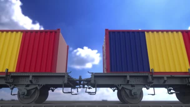Zug und Container mit der Flagge Rumäniens. Eisenbahnverkehr. Nahtlose 4K-Schleife. - Filmmaterial, Video