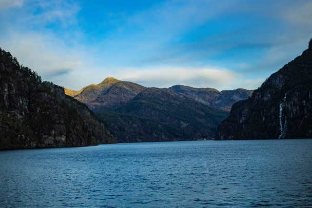 山の中の美しい山の湖 - 写真・画像