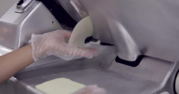 krájení mozzarella sýr na trhu - Záběry, video