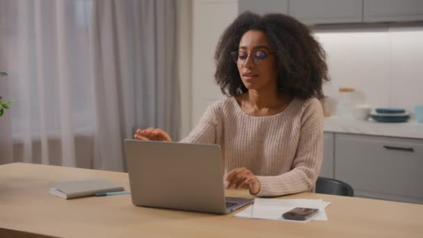afro-americano donna imprenditore digitando laptop a tavolo di lavoro online startup business progetto da casa cucina donna freelance imprenditrice finire il lavoro al computer togliendo occhiali sogno sorriso - Filmati, video