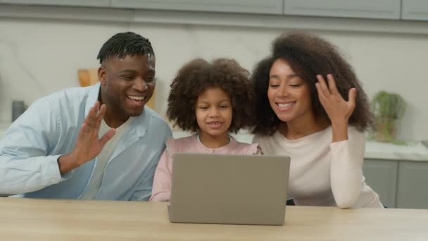 Africano-americano feliz padres pequeño niño hablando comunicación a distancia pc cocina video llamada portátil familia saludar padre madre con niño hija niña hablar en línea ordenador conferencia en casa - Metraje, vídeo