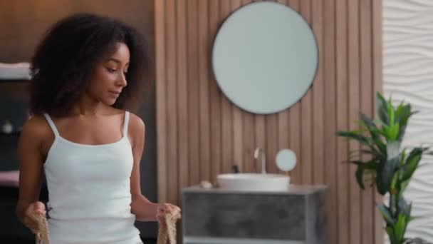 Afro-Américaine fille ethnique dame biraciale femme au foyer propriétaire de maison faisant le travail à la maison routine tenant panier à linge en utilisant la machine à laver moderne ménage ménage ménage - Séquence, vidéo