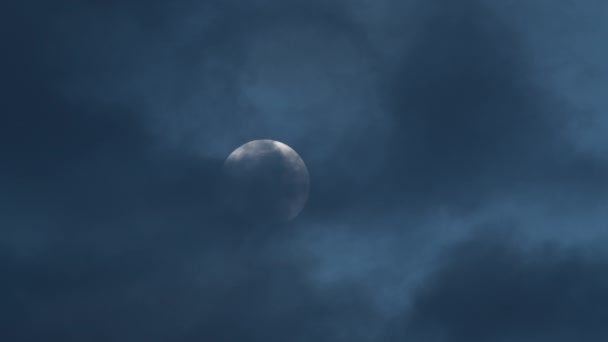 Księżyc na nocnym niebie z chmurami. - Materiał filmowy, wideo