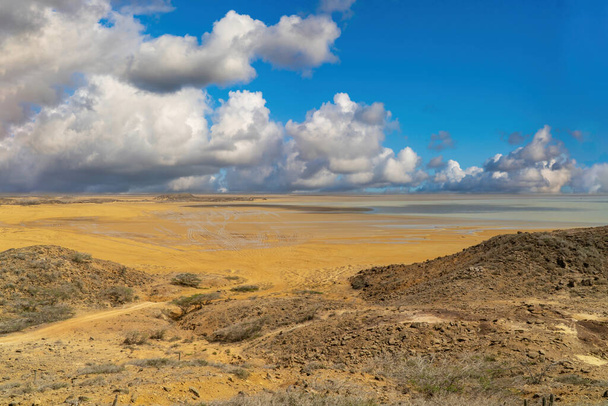 Cabo de Vela 'da mavi gökyüzü olan güzel bir çöl manzarası. La Guajira, Kolombiya. - Fotoğraf, Görsel