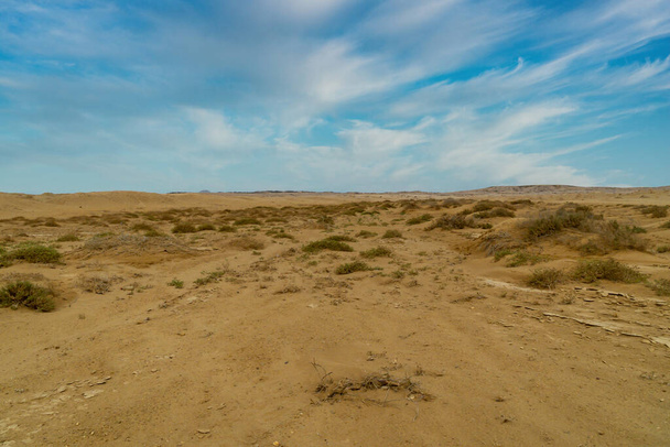Krásná pouštní krajina s modrou oblohou na Cabo de Vela. La Guajira, Kolumbie. - Fotografie, Obrázek