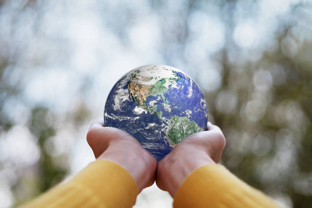 ESG, concept environnemental, social et de gouvernance. Un globe entre les mains de l'homme montrant soutien et protection. Éléments de cette image fournis par la NASA. - Photo, image