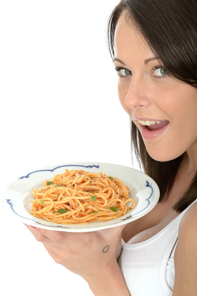 Vonzó fiatal nő kezében egy tányér olasz spagetti tészta - Fotó, kép