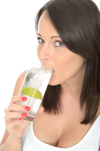 Здоровий молода жінка тримає скляні крижаній воді - Фото, зображення