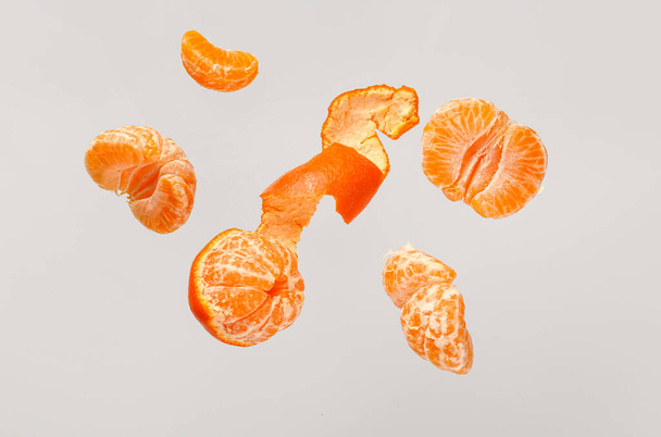 Mandarinas frescas voladoras sobre fondo blanco - Foto, imagen