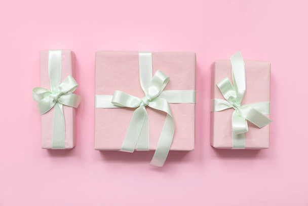 Cajas de regalo sobre fondo rosa. Día Internacional de la Mujer - Foto, imagen
