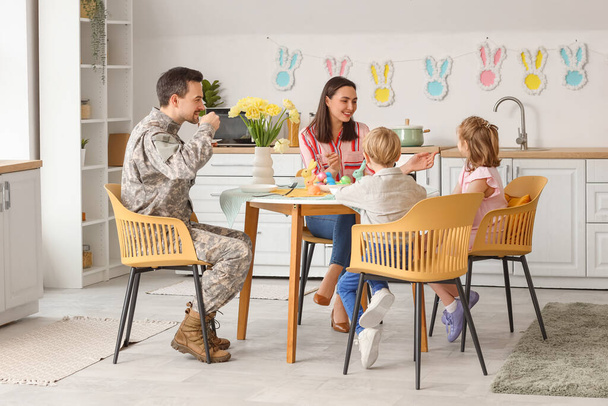 Soldat masculin avec sa famille dîner de Pâques dans la cuisine - Photo, image