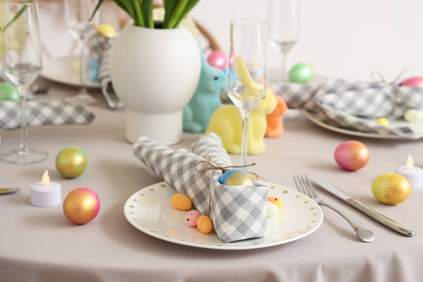 Tavşanlı, çatal bıçaklı, peçeteli ve boyalı yumurtalı Paskalya sofrası - Fotoğraf, Görsel