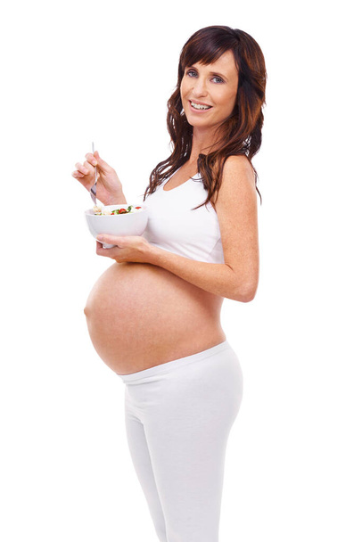 Žena, těhotná a studio s portrétem, salátem a úsměvem pro zdravé mateřství a sebevědomí. Matka, hrdý a výživa s těhotenstvím, dítě a žaludek pro rodičovství a mateřství na dietě. - Fotografie, Obrázek