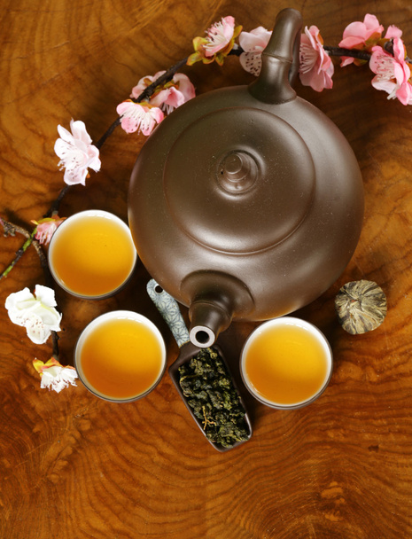 Teeservice (Teekanne, Tassen und verschiedenen grünen Tee)) - Foto, Bild