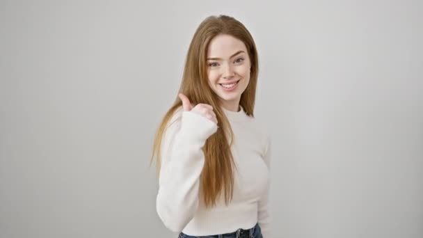 Fröhliche junge blonde Frau im Pullover, die ein ausgezeichnetes Zustimmungszeichen gibt, isoliert auf weißem Hintergrund. positiv und glücklich, selbstbewusst stehend, ihr Lächeln ist ein Symbol für Erfolg! - Filmmaterial, Video