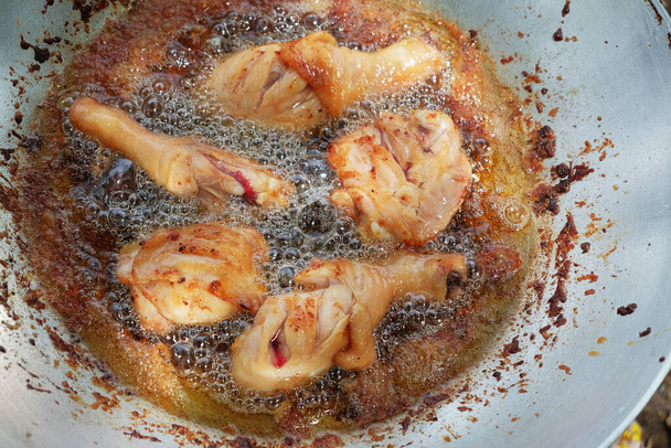 Heerlijk gebakken kip in een zalige hete pan met bekwame chef-kok expertise. - Foto, afbeelding