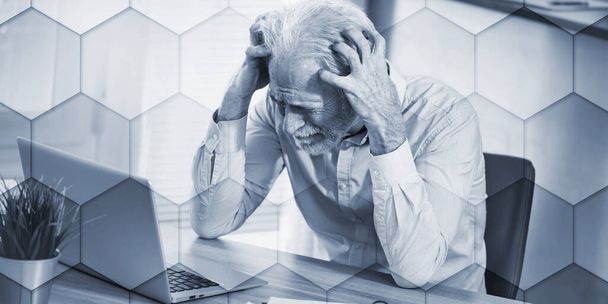 Homem de negócios irritado na frente de seu laptop, padrão geométrico - Foto, Imagem