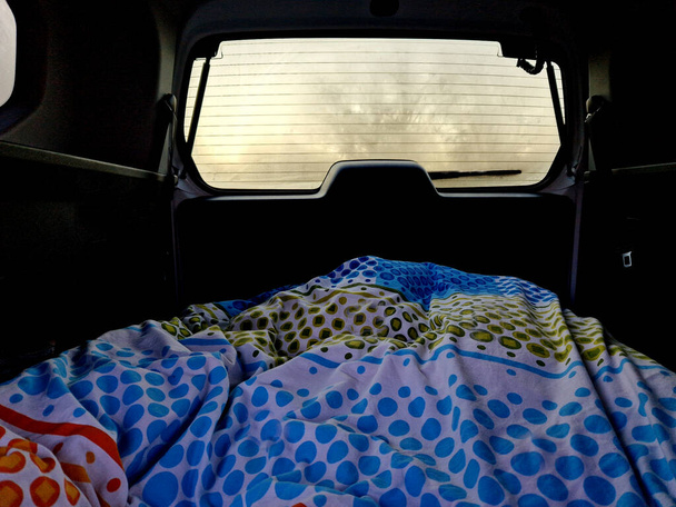 se dorme in macchina, è possibile che i finestrini appannino con umidità espirata. è necessario ventilare molto. i piumini possono anche bagnarsi e poi fa freddo mentre dorme.  - Foto, immagini
