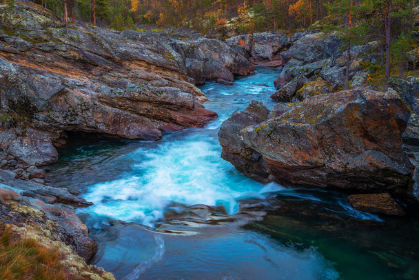 Norveç 'teki Jotunheimen Ulusal Parkı' nda canlı kaya oluşumlarıyla Ridderspranget akıntıları. Ridderspranget, Sjoa Nehri 'nde bir akıntı.. - Fotoğraf, Görsel